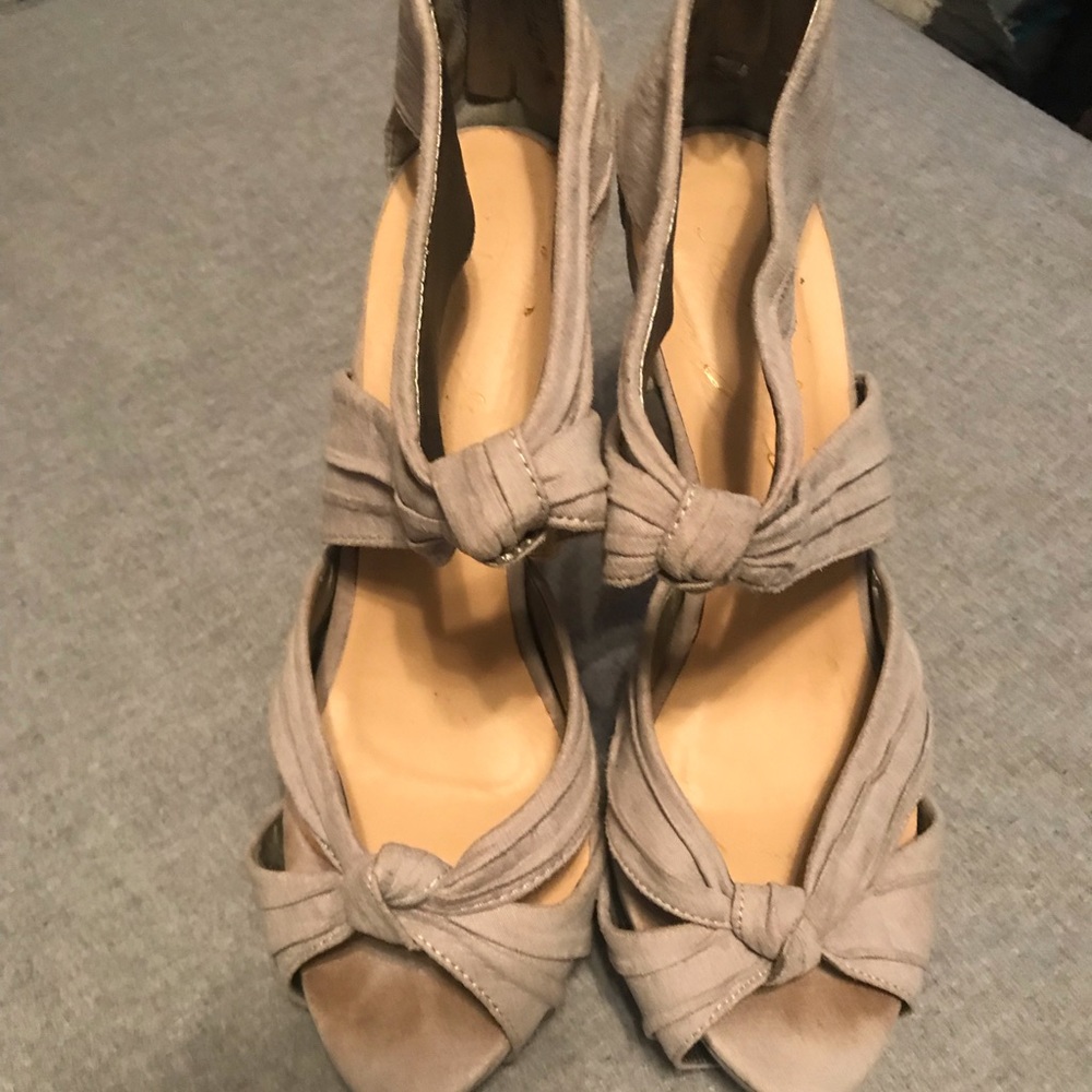 Tan/ Gray suede heels
